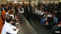 Açlık grevine katılan BDP milletvekilleri ve Diyarbakır Belediye Başkanı Osman Baydemir