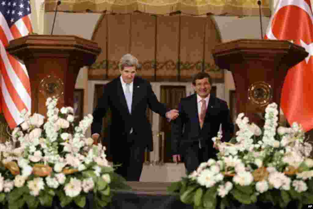 John Kerry, Ankara&#39;da Dışişleri Bakanı Ahmet Davutoğlu&#39;yla (1 Mart 2013)