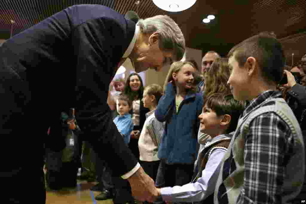 John Kerry, Berlin&#39;deki Amerikan B&uuml;y&uuml;kel&ccedil;iliği&#39;nin personelinin &ccedil;ocuklarıyla selamlaşıyor (26 Şubat 2013)