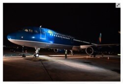 Chuyến máy bay của Vietnam Airlines mang tặng phẩm sang Trung Quốc và đón 30 người Việt Nam trở về. (Hình: Trích xuất từ website của VnExpress.net)