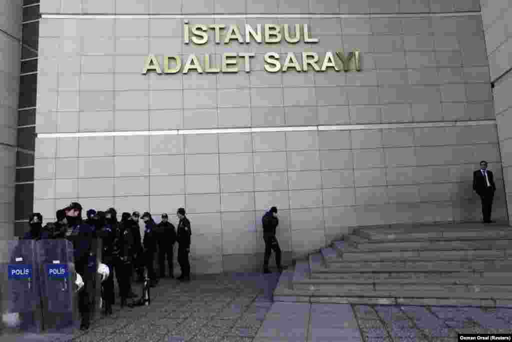 Operasyonun ardından Emniyet Teşkilatı&rsquo;nda başlayan görevden almalar ve yer değiştirmeler de tüm hızıyla devam ediyor. İstanbul Emniyet Müdürlüğü&rsquo;nün neredeyse tepeden tırnağa değiştirilmesinden sonra operasyon bugün Emniyet Genel Müdürlüğü ve Ankara Emniyeti&rsquo;ne de sıçradı. REUTERS/Osman Örsal